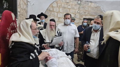 אחרי 20 שנה: ברית מילה בקבר יוסף • צפו
