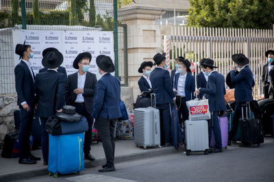 הבחורים נכנסים לקפסולות בחברון