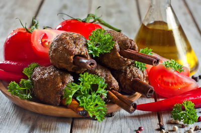 קבב בשר על מקל קינמון