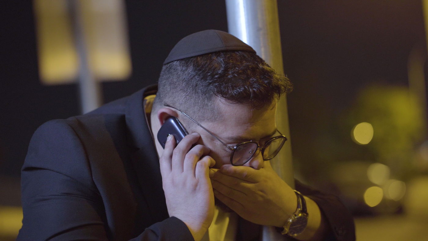 מלשין למשטרה: "עושים פה חתונה" • צפו