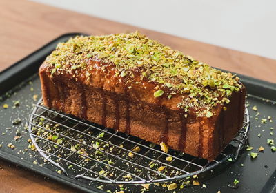 עוגת פיסטוק בחושה עם סירופ ליים