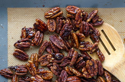 פקאנים קלויים עם סירופ מייפל ותבלינים