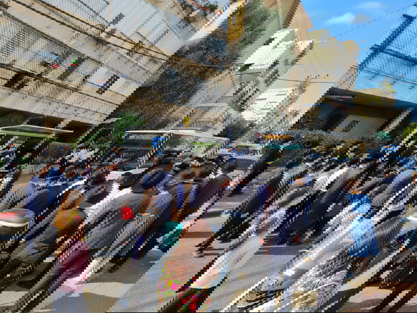 מה קורה כשמנסים לצלם פרסומת בבני ברק? • צפו