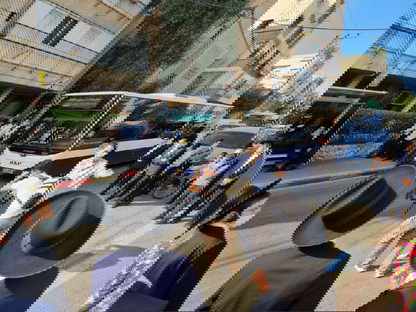 מה קורה כשמנסים לצלם פרסומת בבני ברק? • צפו