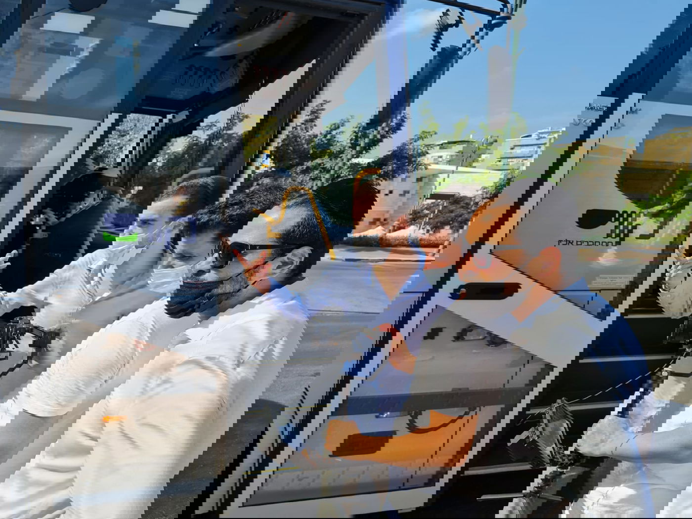 מה קורה כשמנסים לצלם פרסומת בבני ברק? • צפו