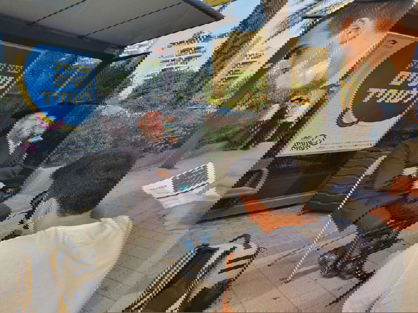 מה קורה כשמנסים לצלם פרסומת בבני ברק? • צפו