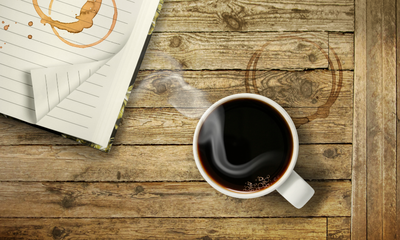 כוס קפה יצרה על השולחן כתם? הנה דרך טבעית להסירו