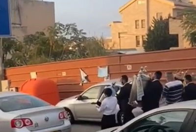 האברכים נושאים את ספרי התורה