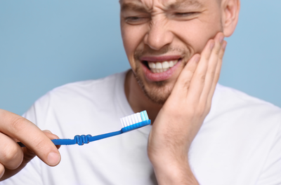 לא רק דלקת: 6 סיבות שבגללן החניכיים שלכם מדממות