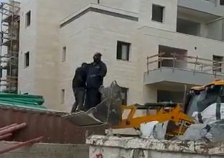 הפועלים על הטרקטור