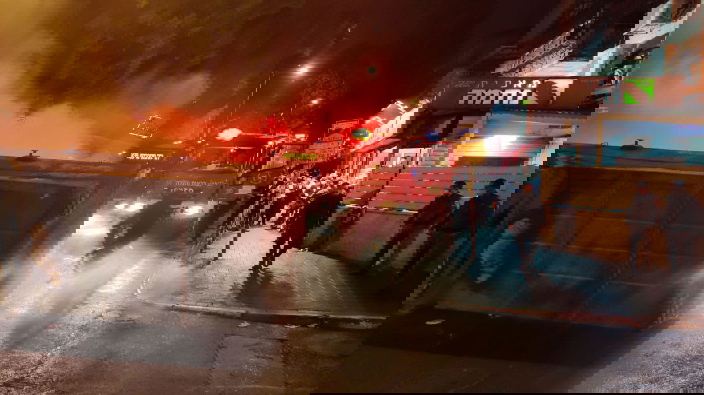 עשרות הבעירו פחים והפגינו על מעצר בן 14