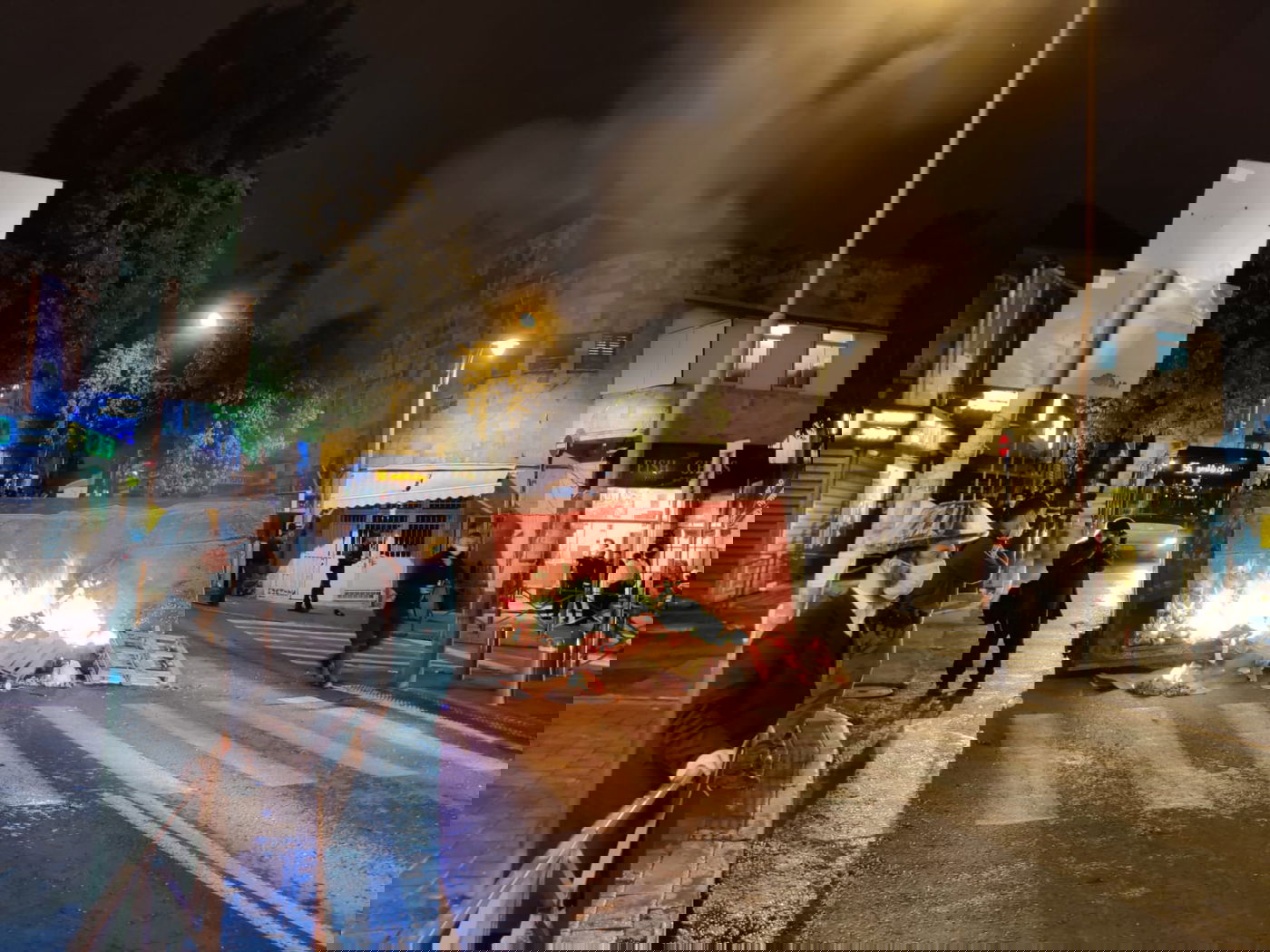 עשרות הבעירו פחים והפגינו על מעצר בן 14