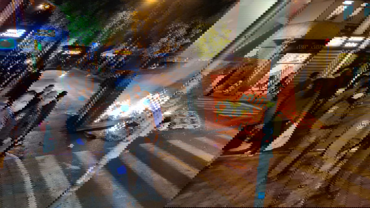 עשרות הבעירו פחים והפגינו על מעצר בן 14