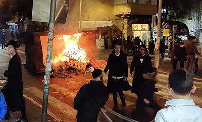 עשרות הבעירו פחים והפגינו על מעצר בן 14