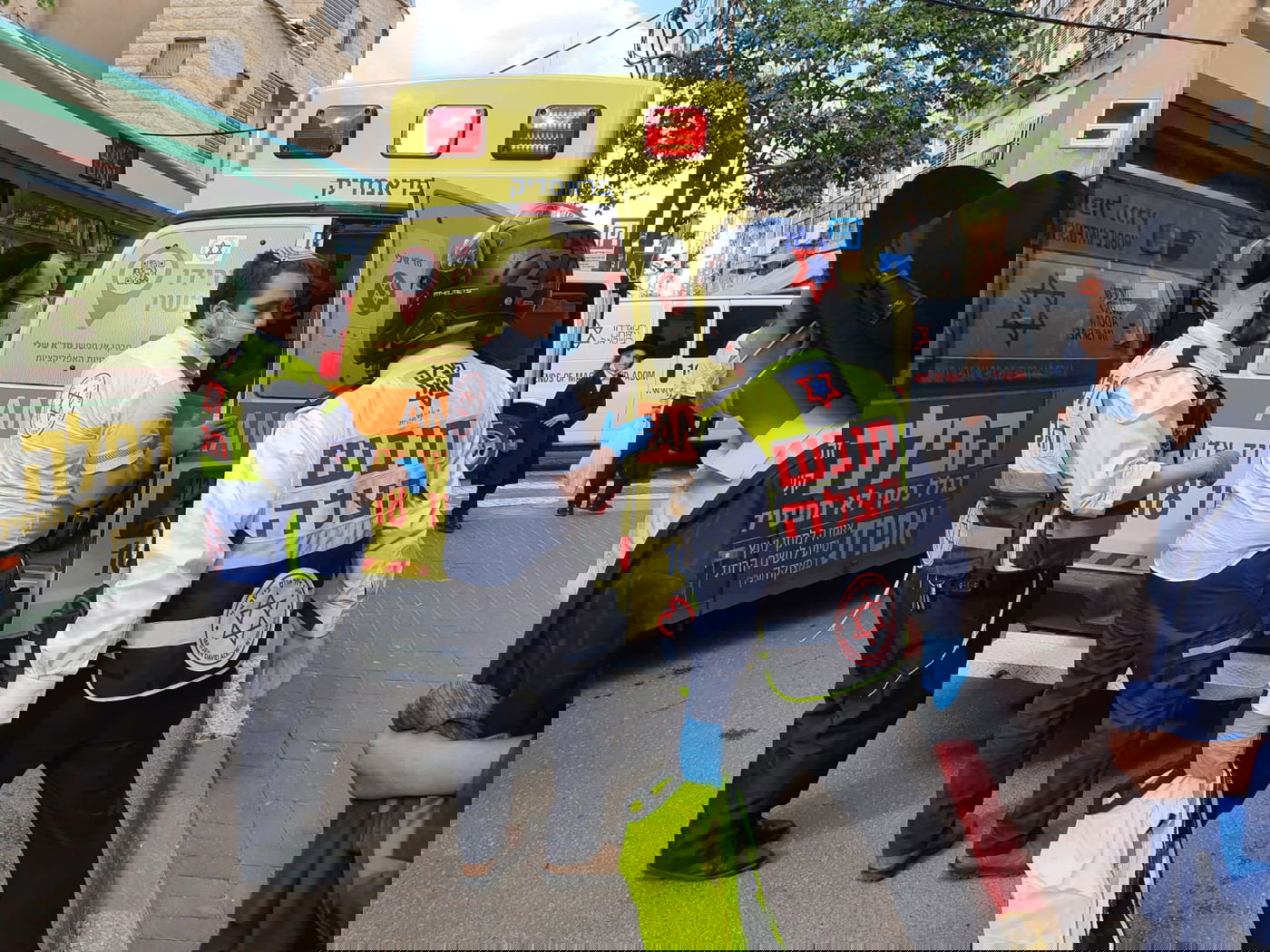 בחור חרדי בן 20 נפל מקומה 3; מצבו קשה