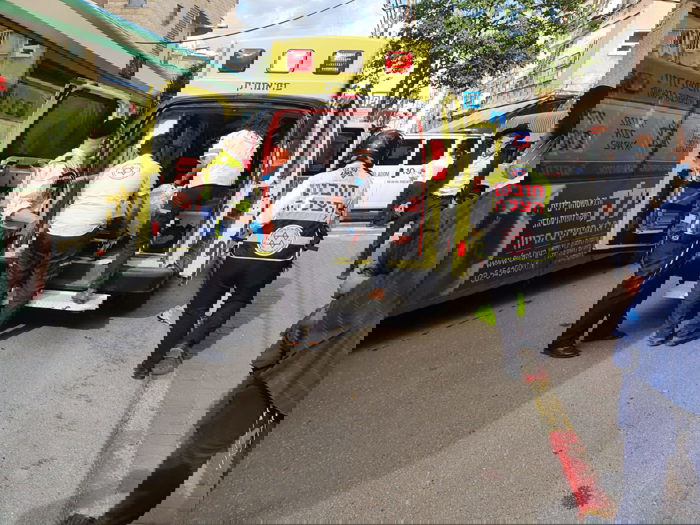 בחור חרדי בן 20 נפל מקומה 3; מצבו קשה