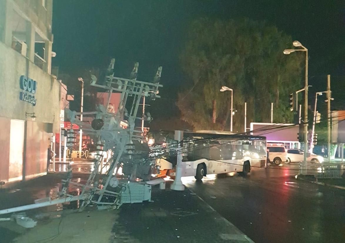 אוטובוס נתקע בעמוד; שיבושי חשמל ברחבי נהריה