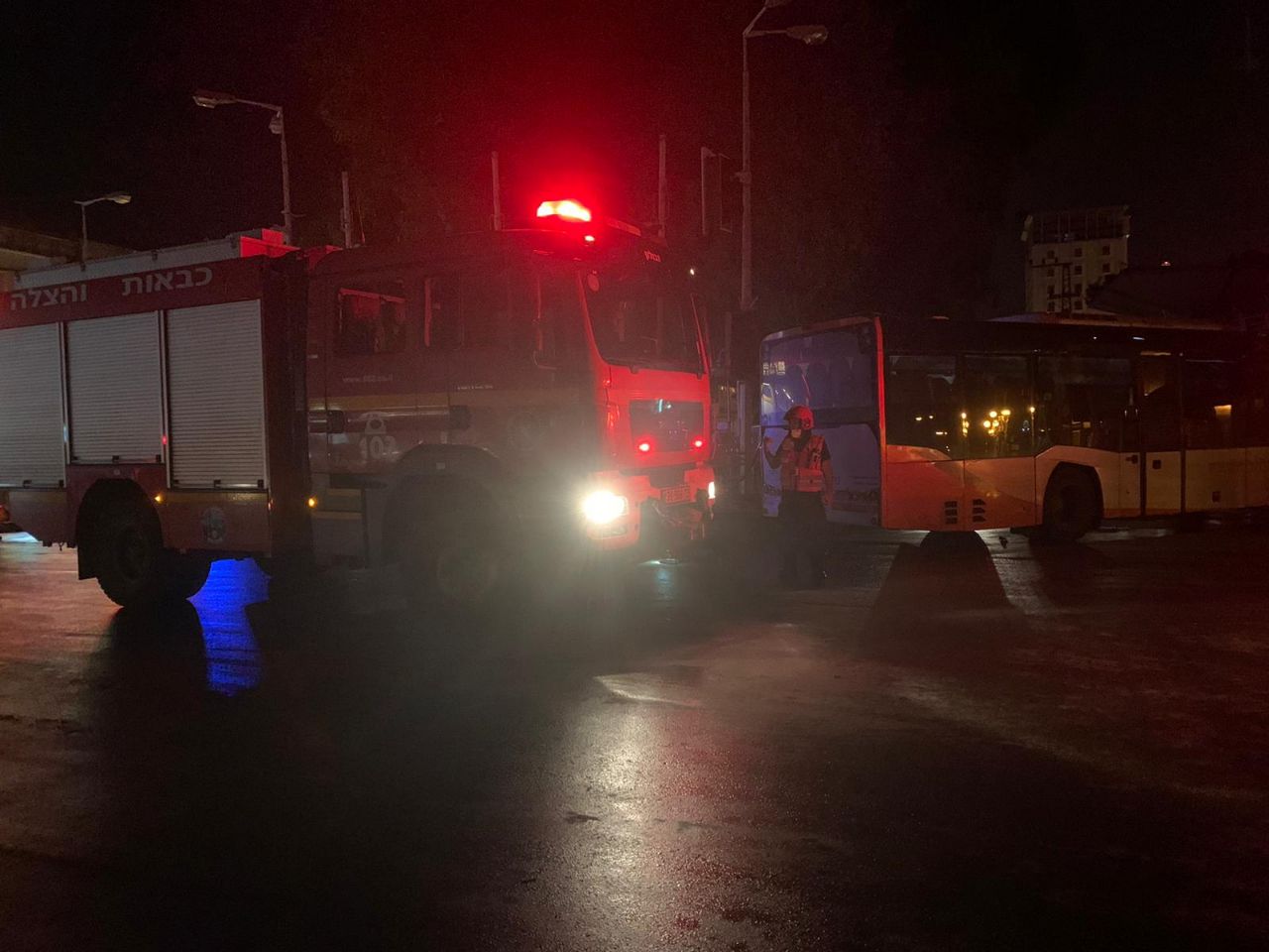 אוטובוס נתקע בעמוד; שיבושי חשמל ברחבי נהריה