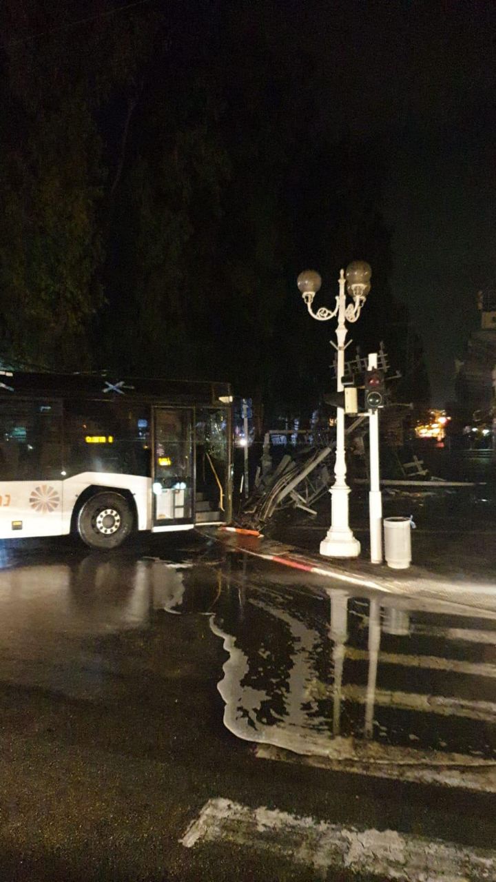 אוטובוס נתקע בעמוד; שיבושי חשמל ברחבי נהריה