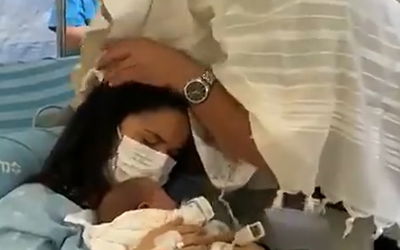 האב מברך עם טלית את את בתו היולדת