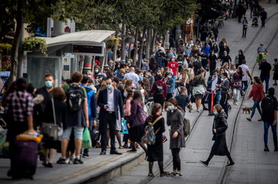 מרכז העיר הומה אדם עם פתיחת החנויות