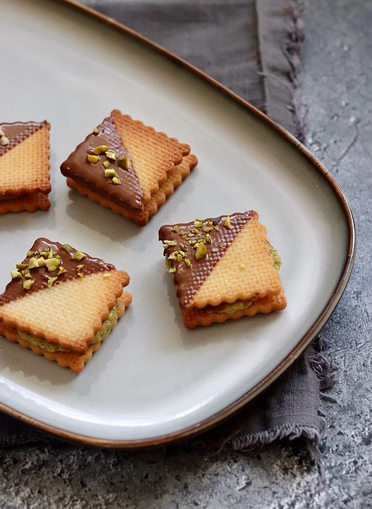 עוגיות ביסקוויט עם מלית פיסטוק וציפוי שוקולד חלב