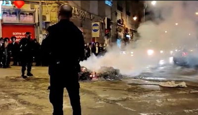 ההפגנה, הערב