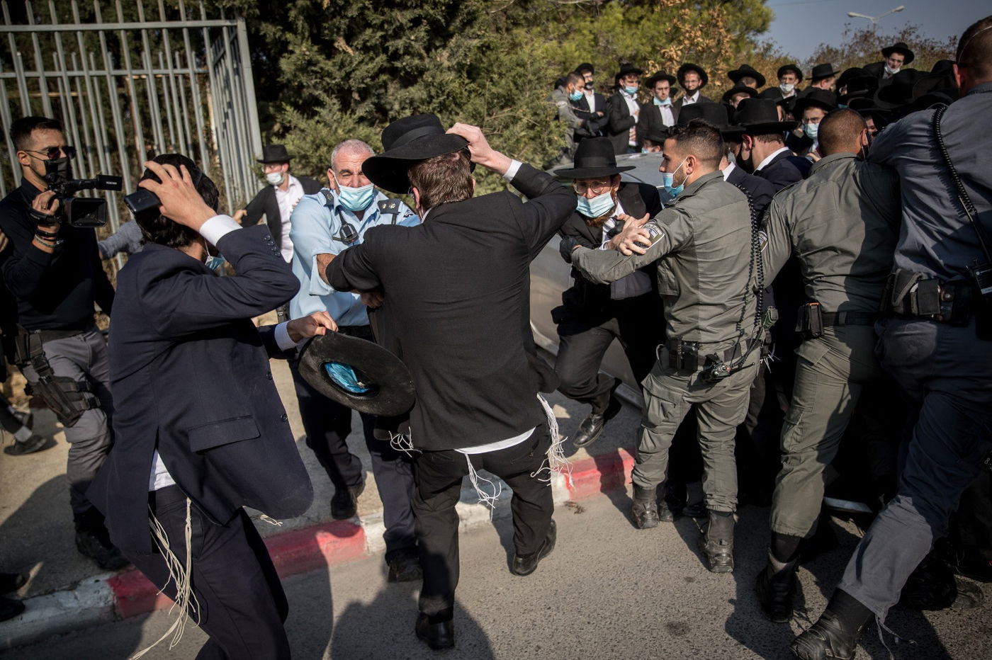 התנגשות בין המשטרה לאלפי המלווים • צפו