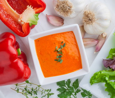 רוטב פלפלים קלויים עם המון שום