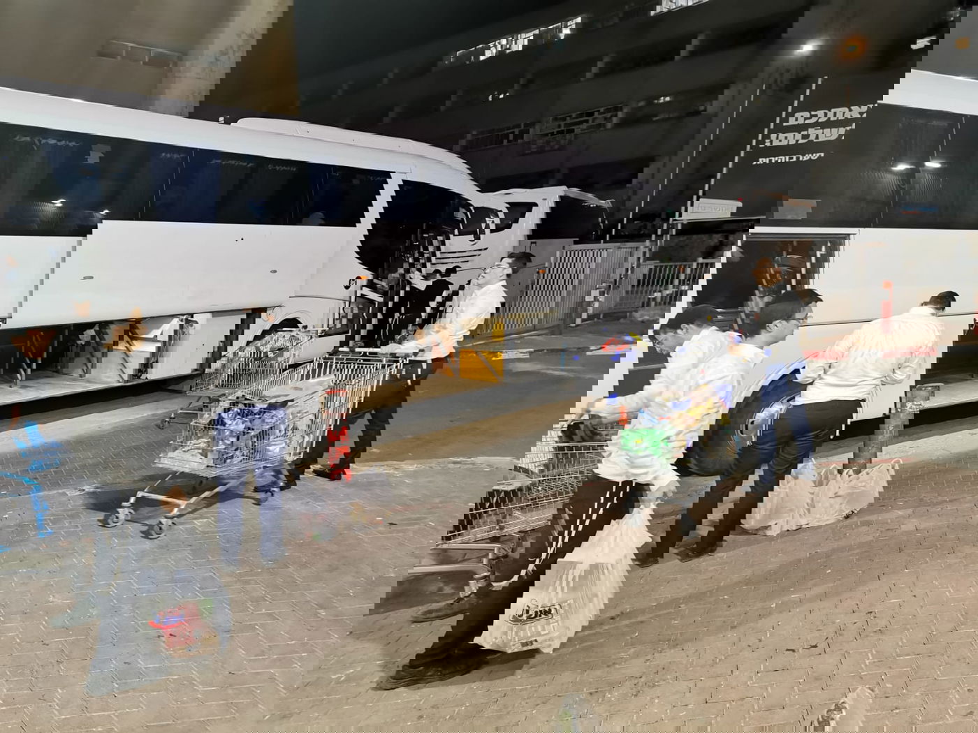 החברונער'ס יצאו לקניות - והותקפו; תיעוד