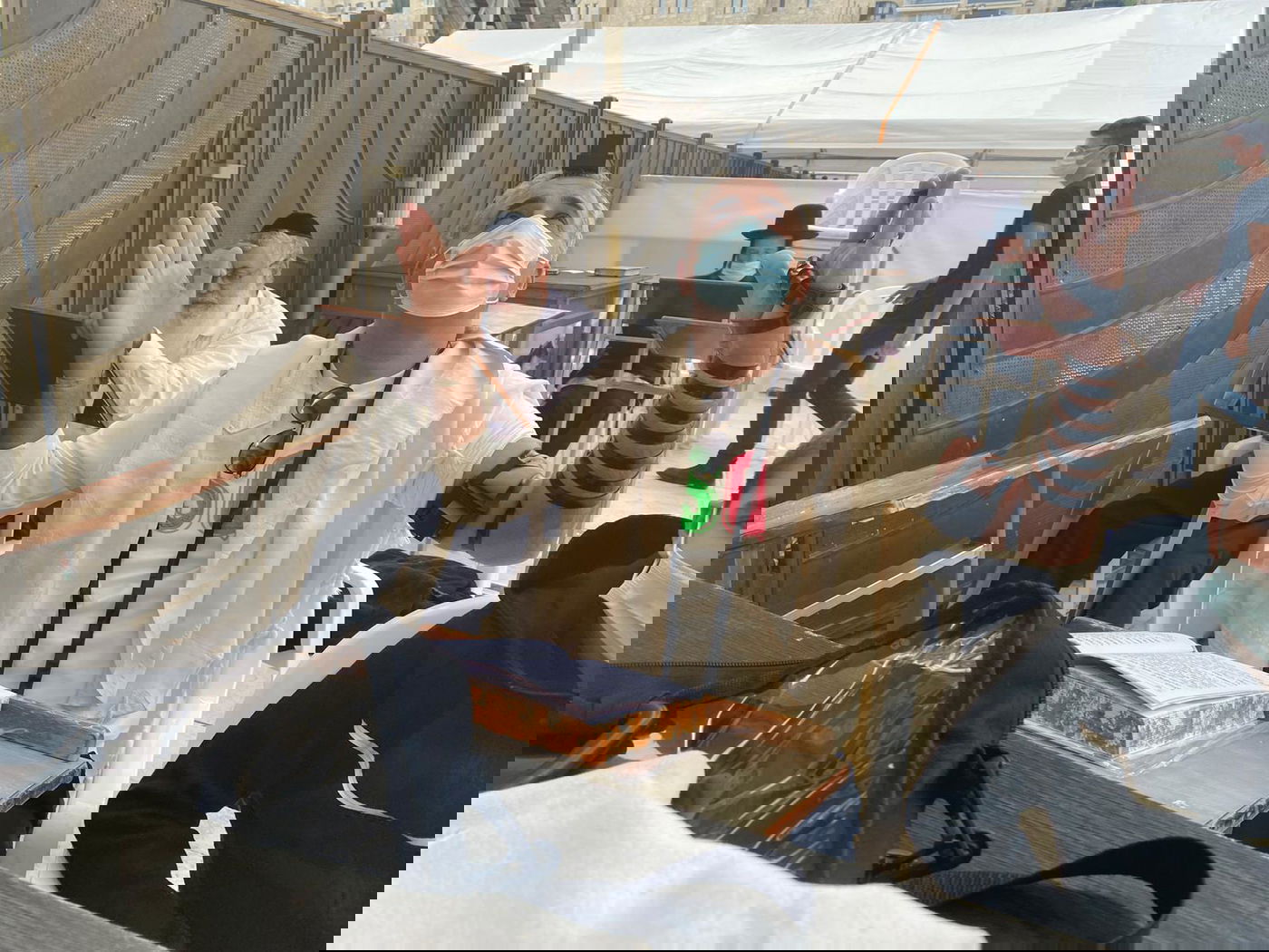 כך הזמר קובי פרץ חגג יום הולדת 45 • צפו