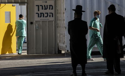 ממתינים לקרוב משפחתם שהחלים מהנגיף. אילוסטרציה