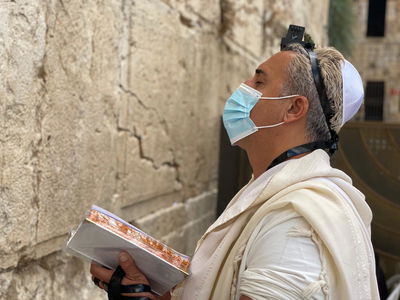 כך הזמר קובי פרץ חגג יום הולדת 45 • צפו