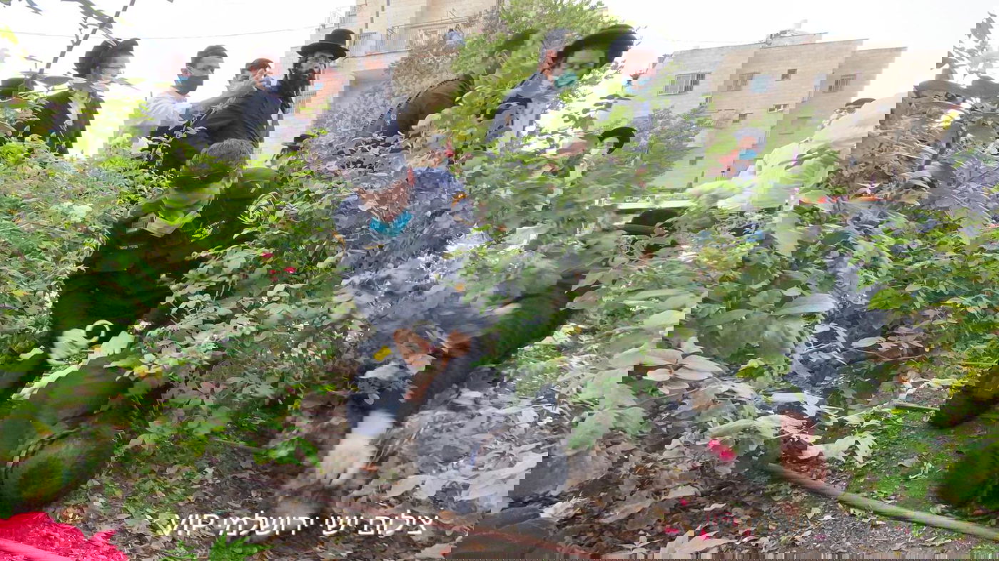 ירושלים: קיצונים מחו על חלוקת חוברות • תיעוד