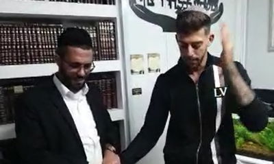 בן אל תבורי קיבל על עצמו להניח תפילין. צפו