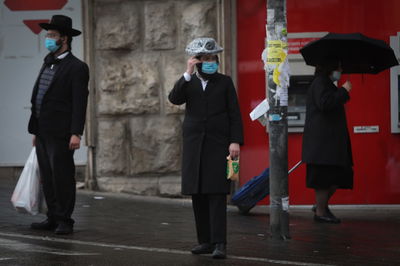 גשם ומסכות בירושלים, היום