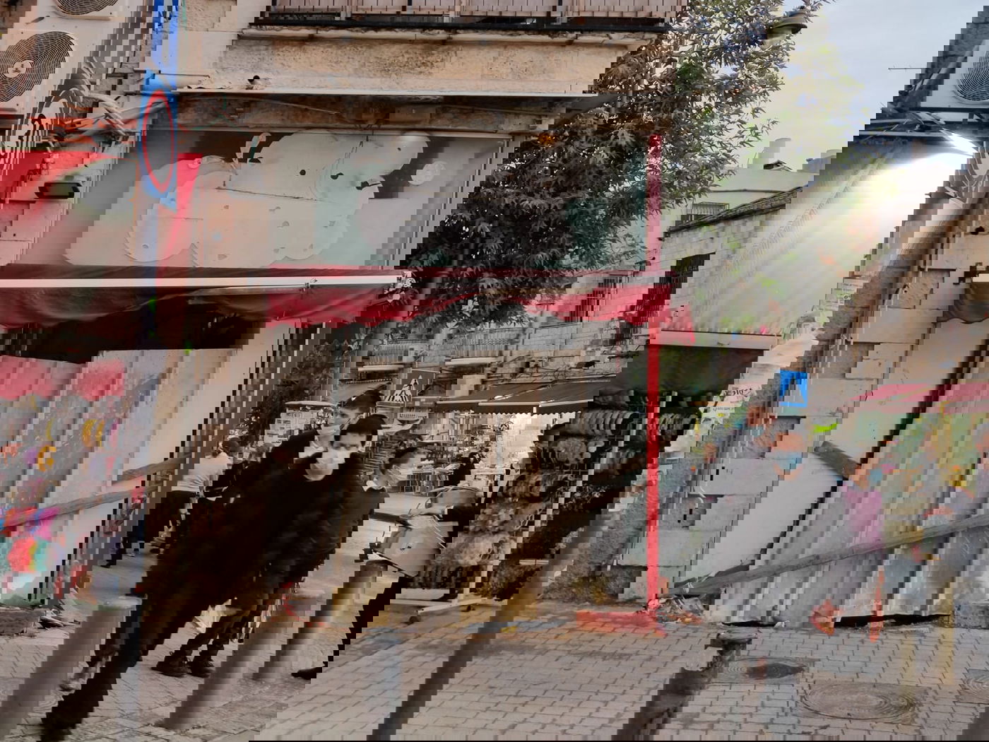 חנויות נסגרות בזו אחר זו: "הסגרים פגעו בזמנים הקריטיים"