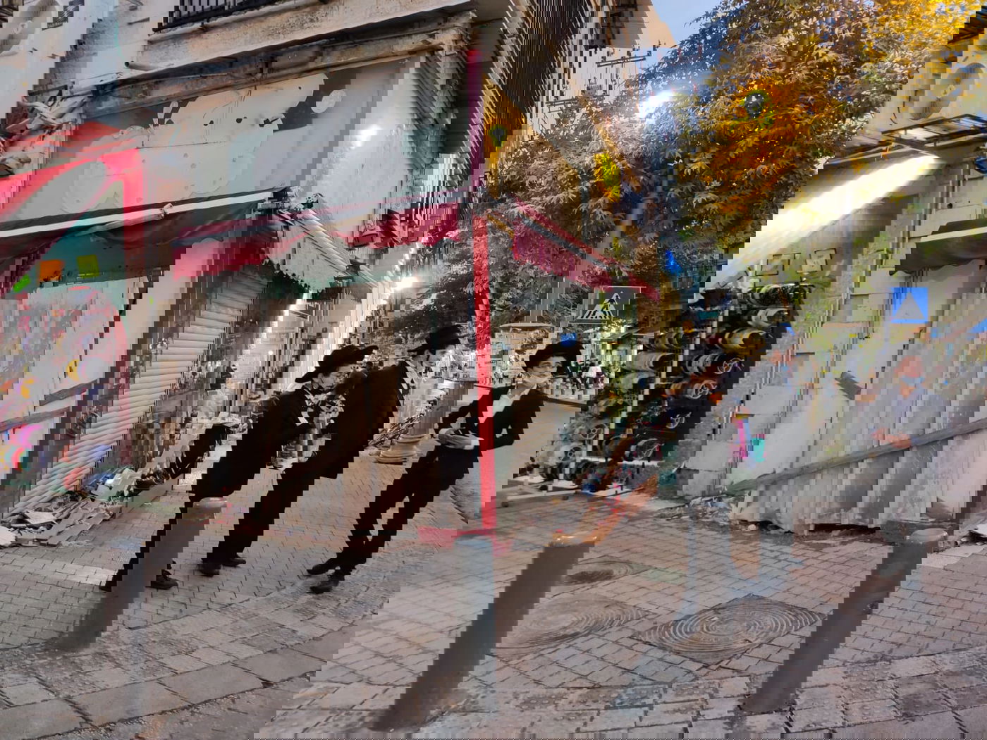 חנויות נסגרות בזו אחר זו: "הסגרים פגעו בזמנים הקריטיים"