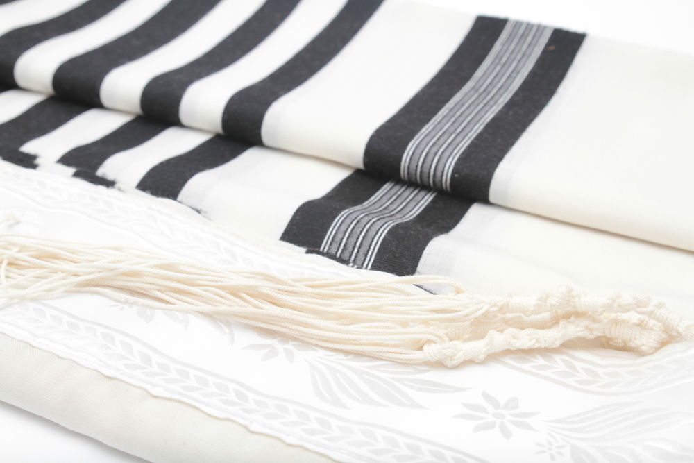 האם מותר לנו לקפל את הטלית בשבת?