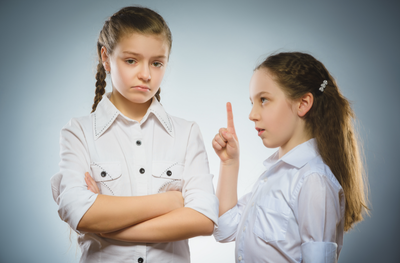 הצילו! אני לא יכולה להחמיא לאחד מילדיי בלי שהשני יקנא