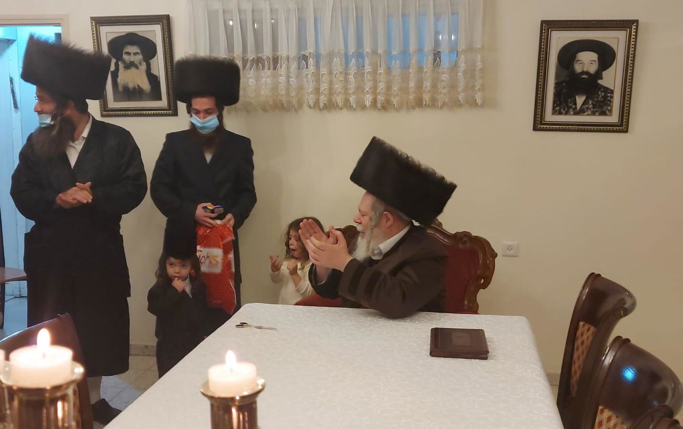 הרבי מפרמישלאן ערך 'חלאקה' לנכדו הקטן