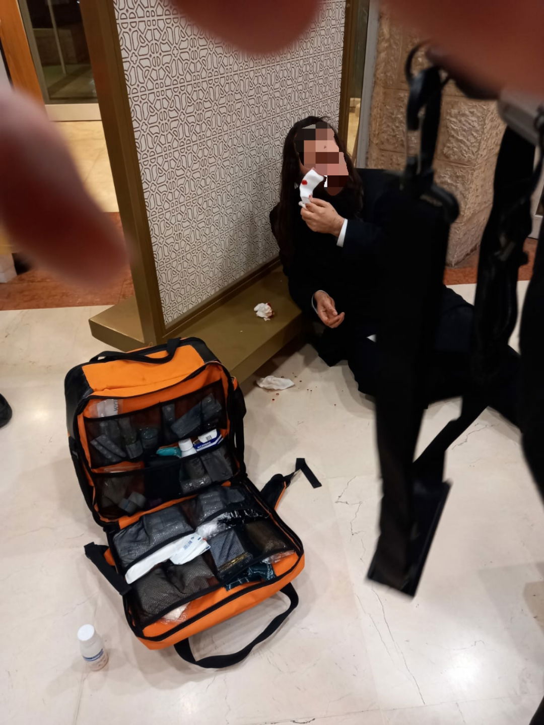 המותקף, שוכב פצוע אחרי שקיבל מכות