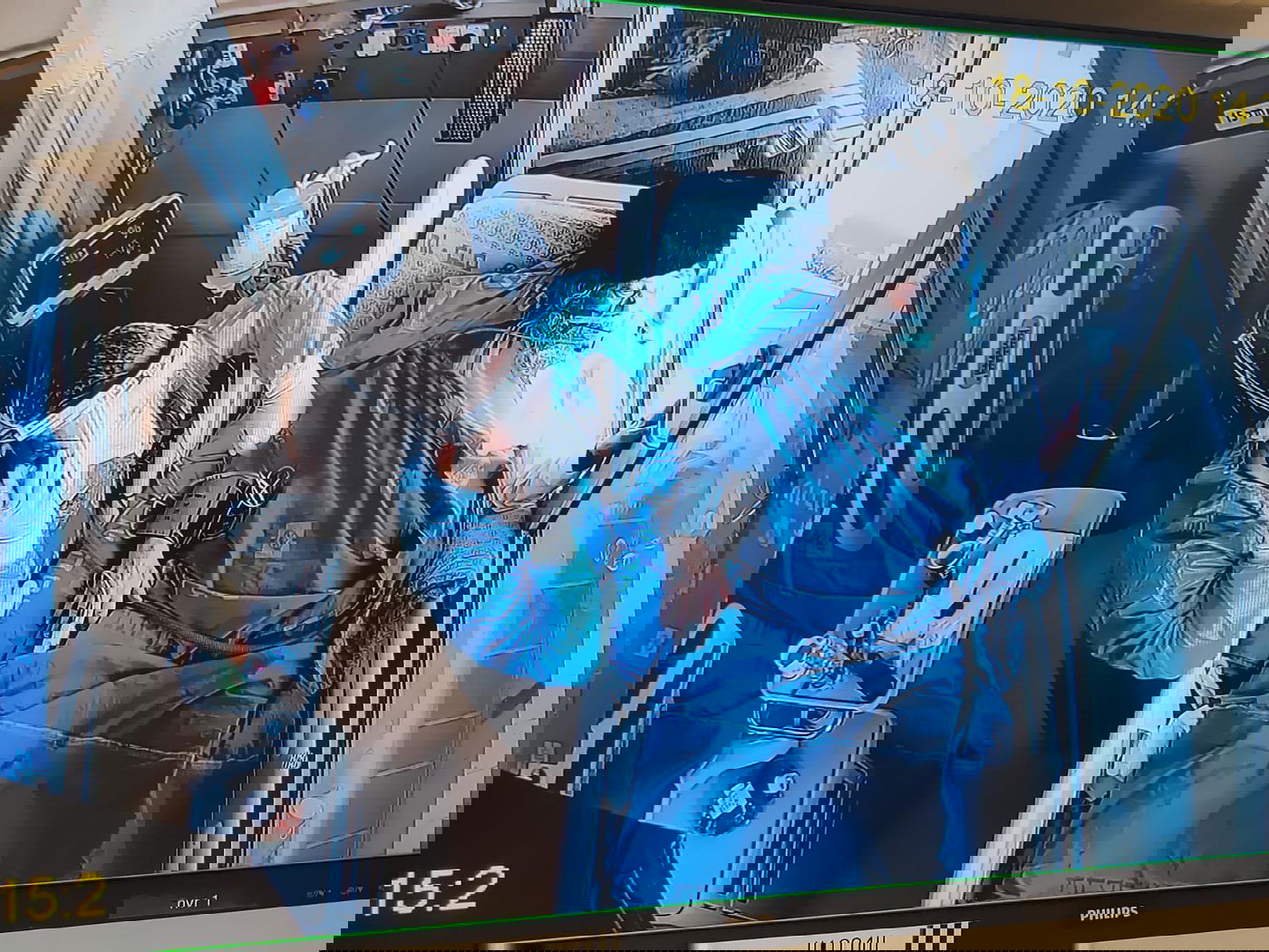 האב בחדרו בהדסה עין כרם צופה בחתונה