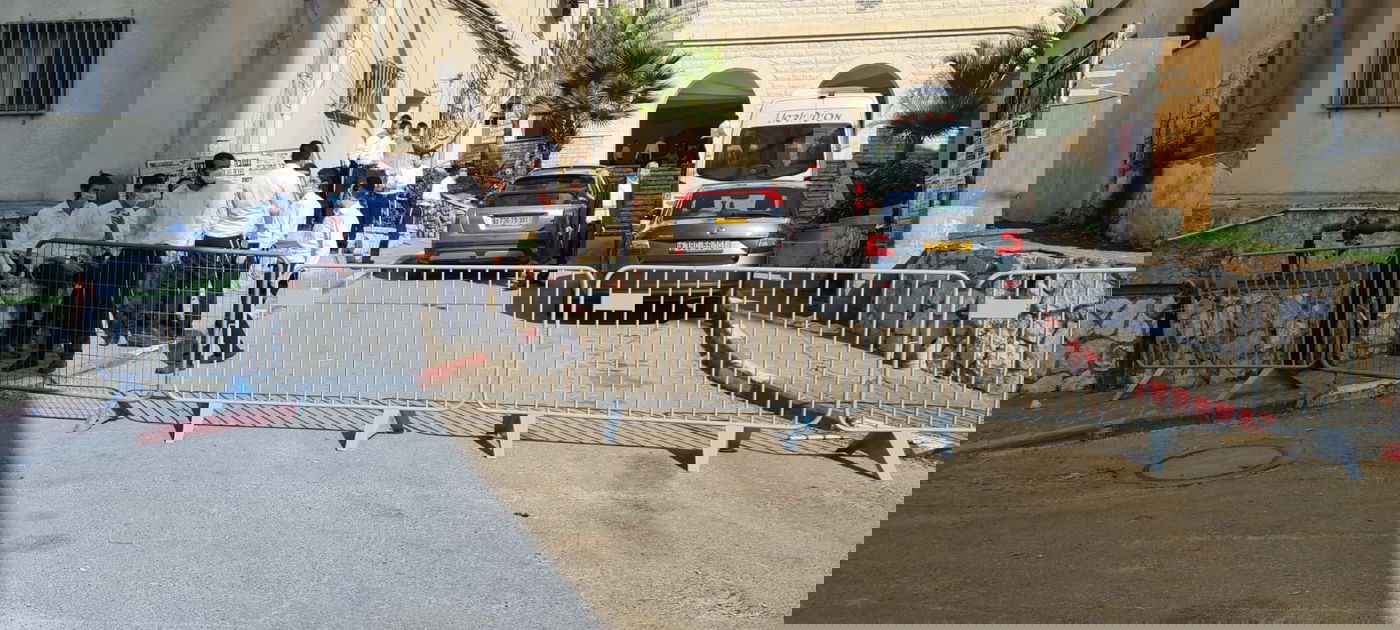 רחבת הישיבה מגודרת במחסומים, היום