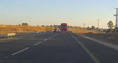 תיעוד מניידת סמויה: משאית יוצאת לעקיפה