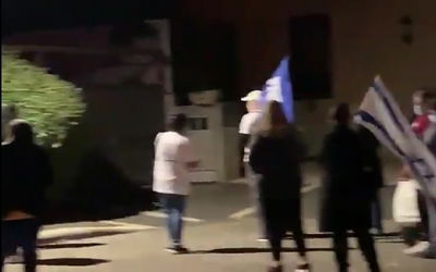 תומכי נתניהו הפגינו מול משפחה שכולה • צפו