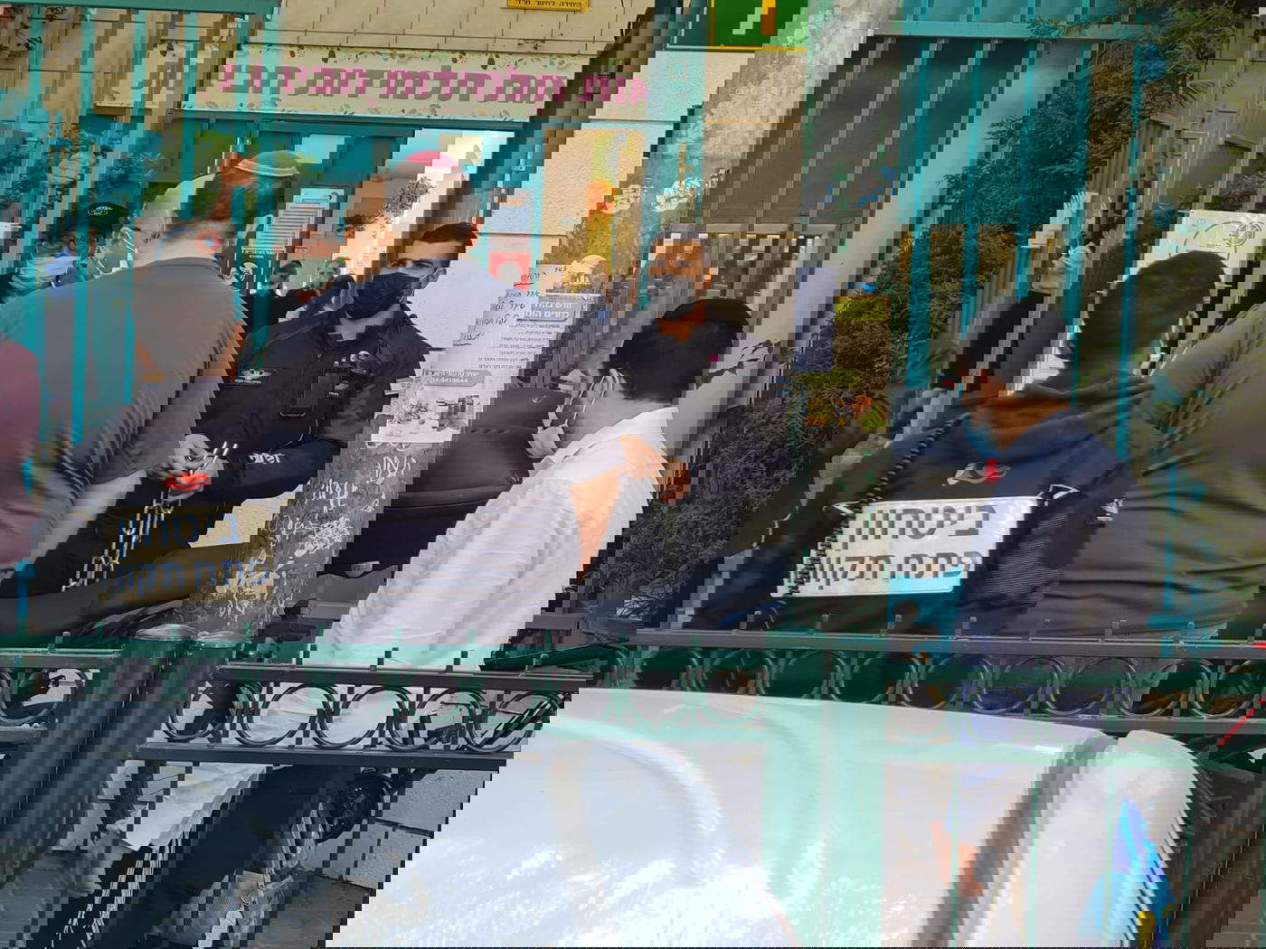 המאבטחים בשערי בית הספר