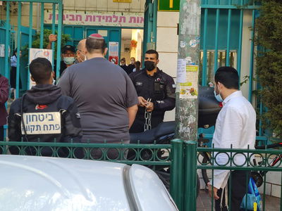 המאבטחים בשערי בית הספר