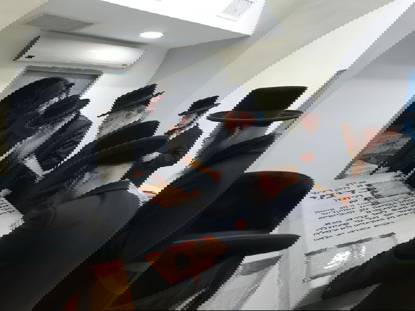 הרבי מנדבורנה-אלעד עלה לציון דודו שנרצח בצעירותו