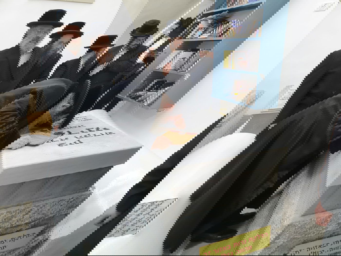 הרבי מנדבורנה-אלעד עלה לציון דודו שנרצח בצעירותו